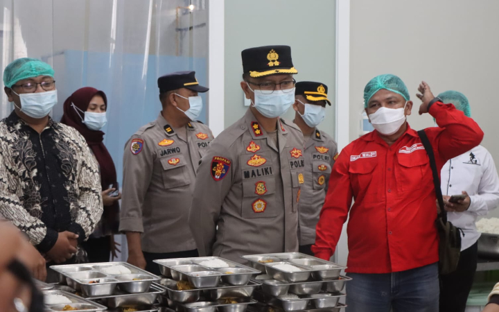 Rombongan Kapolres Trenggalek AKBP Ridwan Maliki saat berkunjung dan didampingi pimpinan Dapur SPPG Lumbung Boga Sakti, Imam Waldy, di Desa Karangsoko, Kecamatan Trenggalek, Kamis(16/10/2025).