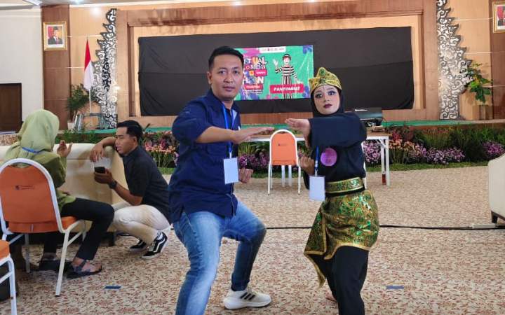 Siswi kelas IX SLB Negeri Kampak Trenggalek Erlinda Callista Azaria (kanan) meraih banyak gelar hingga tingkat nasional.