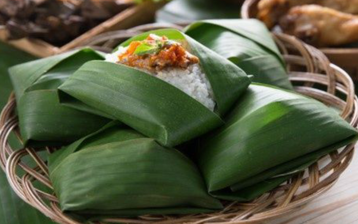 Selain jadi pembungkus tradisional, daun pisang ternyata punya manfaat alami yang membuat hidangan lebih harum dan tahan lama.
