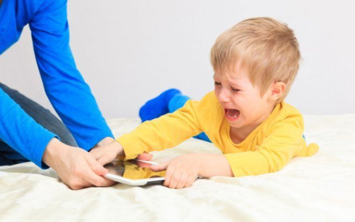 Anak yang terlalu lama bermain HP bisa mengalami gangguan emosi hingga sulit fokus dalam belajar maupun berinteraksi.