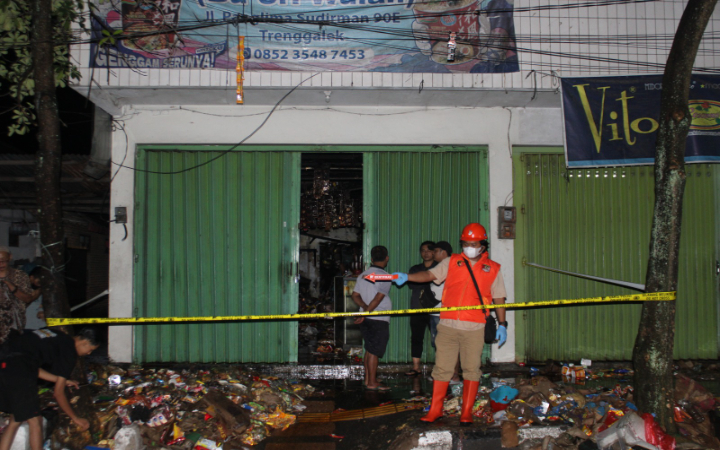 Tim Identifikasi Polres Tenggalek olah TKP kebakaran toko grosir terletak di jalan Panglima Sudirman 90E Trenggalek pada Kamis (16/10/2025) pukul 20.00 WIB.
