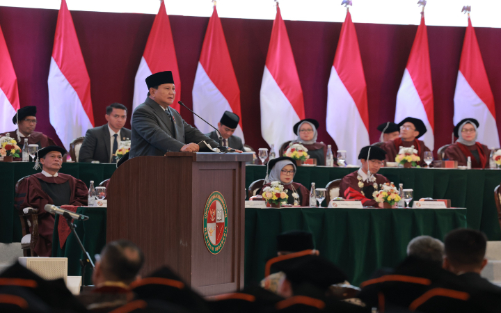 Presiden Prabowo pidato saat menghadiri prosesi Sidang Senat Pengukuhan Mahasiswa Baru serta Wisuda Universitas Kebangsaan Republik Indonesia (UKRI) di Trans Convention Bandung, Sabtu (18/10/2025).