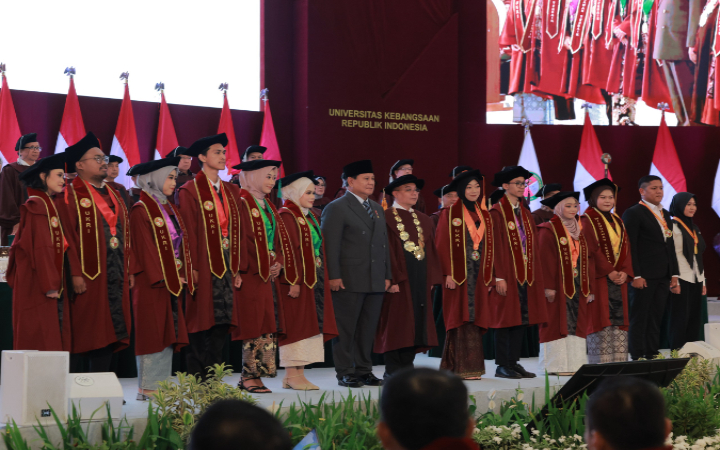 Presiden Prabowo Subianto hadir untuk memberikan orasi ilmiah dalam momen pengukuhan mahasiswa baru, wisuda sarjana, serta Dies Natalis UKRI tahun 2025.