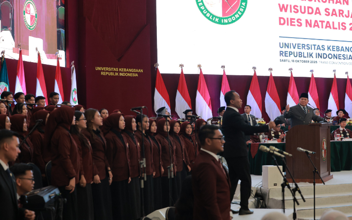 Presiden Prabowo Subianto, dalam prosesi wisuda UKRI yang digelar di Trans Convention Centre, Bandung, Sabtu (18/10/2025).