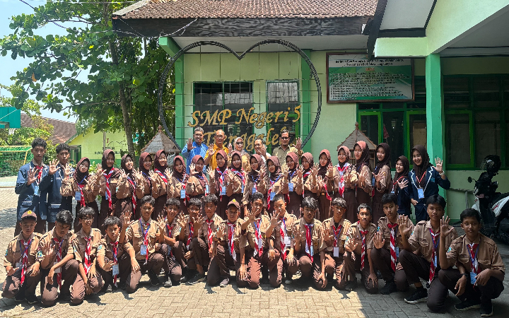 Suasana penuh semangat mewarnai kegiatan Latihan Dasar Kepemimpinan (LDK) dengan kegiatan Diklat Jurnalistik    di SMPN 5 Trenggalek, Sabtu (19/10/2025).