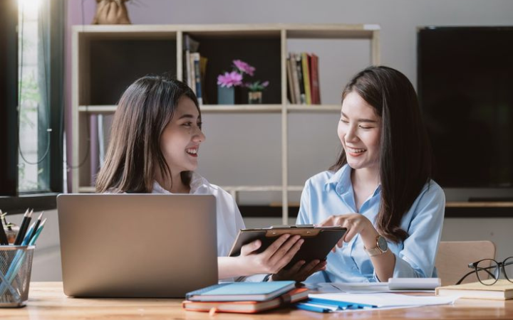 Magang bukan cuma soal kerja keras, tapi juga belajar beradaptasi, jaga attitude, dan tunjukkan keinginan untuk berkembang.