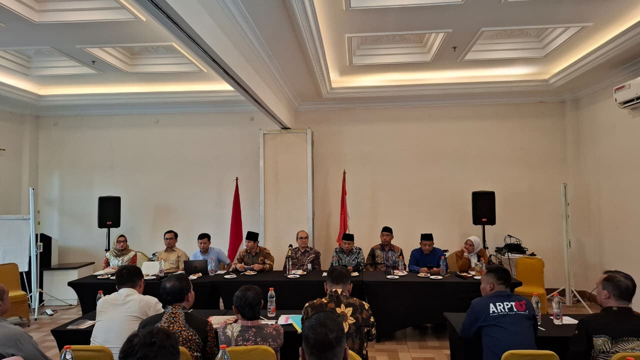 Ketua DPRD Trenggalek Doding Rahma di, bersama unsur pimpinan dan anggota DPRD Trenggalek dan Bupati Moch. Nur Arifin ketika mendampingi anggota KSPPS Madani ke Kemenkop