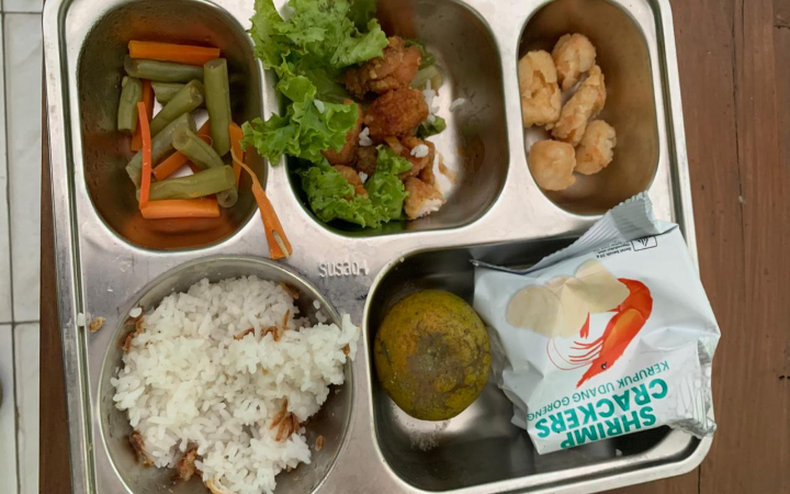 Program Makan Bergizi Gratis (MBG) di Kabupaten Trenggalek kembali menuai sorotan. Termasuk di SMPN 1 Trenggalek siswa temukan ulat di sayur. Kini muncul keluhan dari wali murid SD.