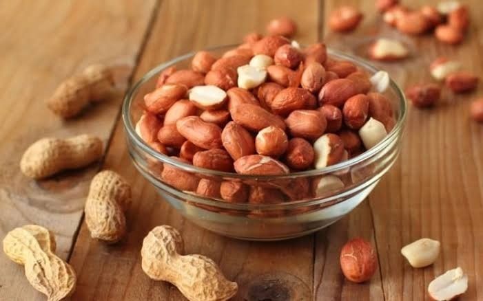 Kacang tanah dapat diolah menjadi beragam hidangan lezat dan bergizi, mulai dari camilan gurih hingga lauk pauk rumahan yang sederhana namun menggugah selera.