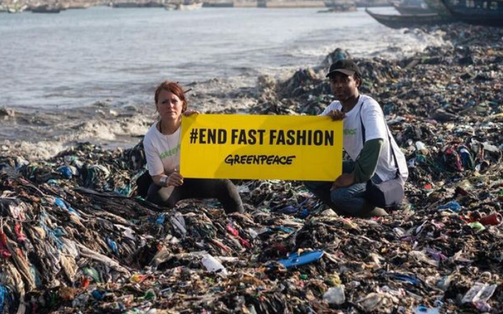 Tren fast fashion yang cepat dan murah ternyata berdampak besar pada lingkungan.