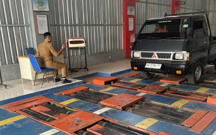 Warga ketika melakukan uji kir di UPT Pengujian Kendaraan Bermotor Trenggalek, Senin (20/10/2025).