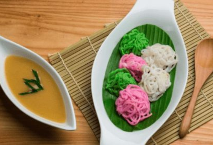 Putu mayang adalah jajanan tradisional yang lembut, manis, dan menggugah selera. Kue ini mudah dibuat di rumah dengan bahan sederhana dan cocok untuk segala suasana.