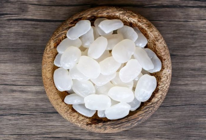 Kolang kaling dapat diolah menjadi berbagai hidangan manis dan segar. Teksturnya kenyal dan rasanya yang lembut membuatnya cocok dijadikan minuman maupun camilan khas Indonesia.