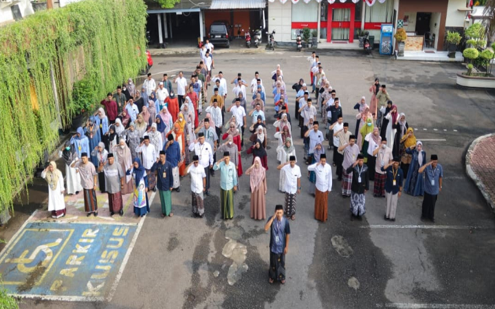 ASN di lingkungan Pemkab Trenggalek kompak mengenakan busana santri atau pakaian muslim, untuk peringati Hari Santri Nasional 2025.
