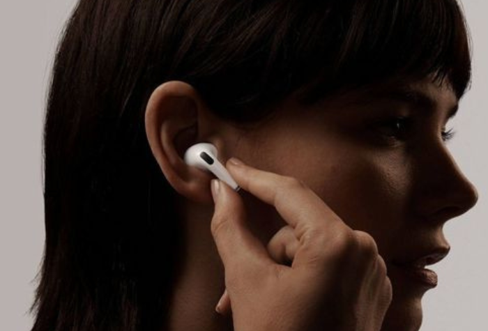 Ketahui akibat terlalu lama menggunakan earphone bagi kesehatan telinga dan tubuh.