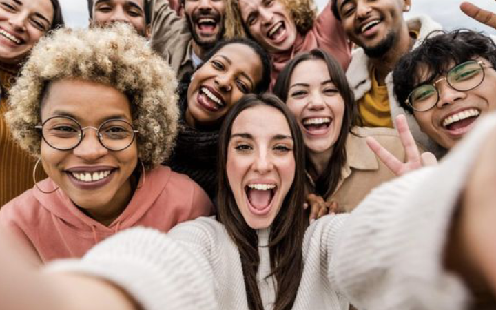 Sering disorot karena gaya hidupnya yang unik, ternyata Gen Z punya banyak sisi positif yang justru menginspirasi generasi lainnya.