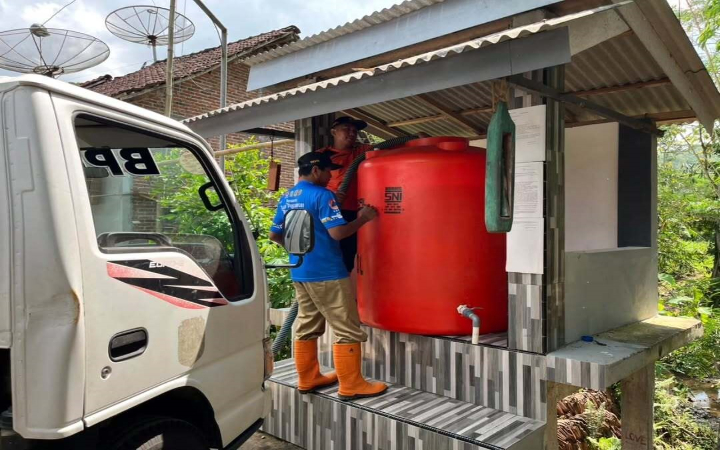 BPBD Kabupaten Trenggalek berjanji akan terus menyalurkan air bersih bagi warga Desa Prambon, Kecamatan Tugu, yang terdampak pencemaran air sumur.