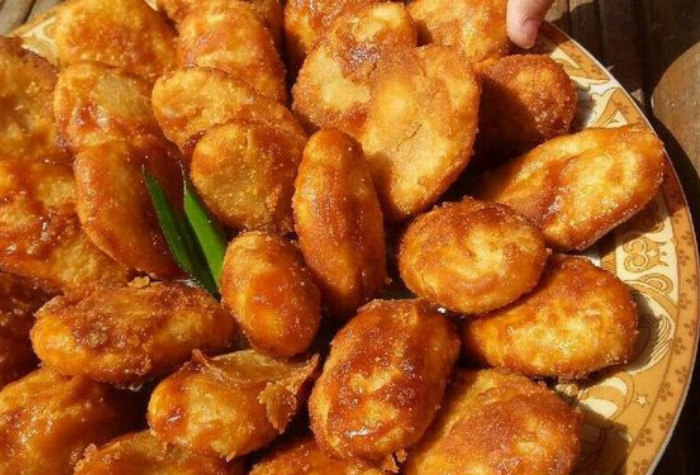 Kue gemblong singkong dan ketan merupakan jajanan tradisional yang manis, kenyal, dan berlapis gula merah. Cocok untuk camilan rumahan maupun ide jualan yang menguntungkan.