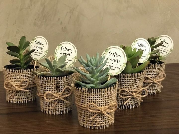 Suvenir cantik dengan fungsi nyata seperti ini bikin tamu senang dan acara pernikahan terasa lebih berkesan.