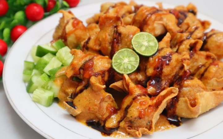Gurihnya adonan dan renyahnya kulit pangsit berpadu dengan bumbu kacang kental yang bikin nagih setiap suapan.