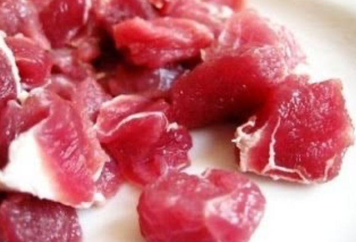 Potongan daging segar siap diolah dengan teknik yang tepat untuk menghasilkan tekstur empuk dan rasa gurih alami.