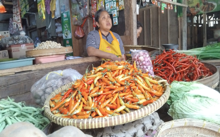 Padagang di Pasar Basah Trenggalek keluhkan harga naik dan pembeli sepi imbas dari MBG.