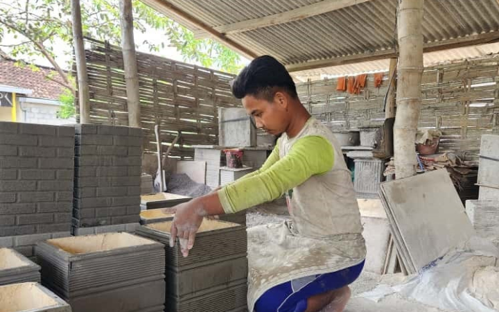 Usaha pembuatan beton di Desa Wonocoyo, Kecamatan Pogalan, Kabupaten Trenggalek, telah berjalan sejak lama.