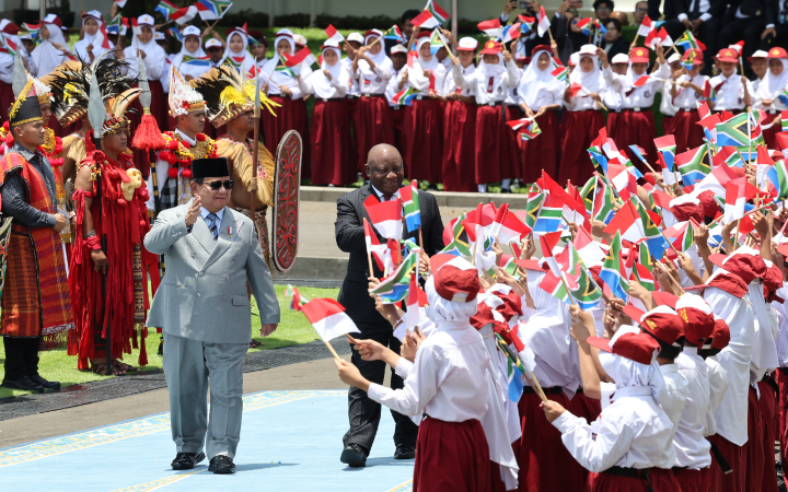 Presiden Prabowo Subianto menyambut kedatangan Presiden Afrika Selatan Cyril Ramaphosa dalam kunjungan kenegaraan di Istana Merdeka, Jakarta, Rabu (22/10/2025) siang.