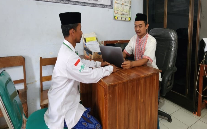 Warga ketika mengurus administrasi di Desa Wonocoyo, Kecamatan Pogalan, Kabupaten Trenggalek, Rabu (22/10/2025).