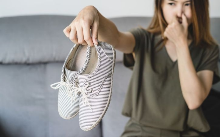 Musim hujan bikin sepatu sering basah, tapi tenang ada cara aman mengeringkannya tanpa bikin bahan cepat rusak.