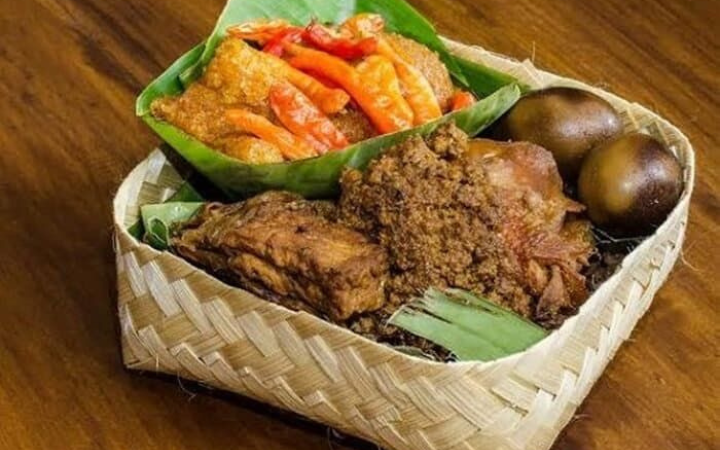 Gudeg Yogyakarta menjadi ikon kuliner daerah yang menggambarkan cita rasa manis, lembut, dan sarat nilai budaya tradisional.