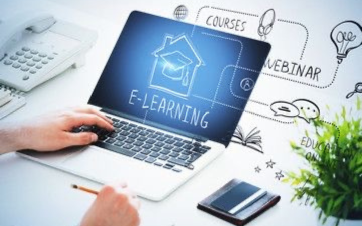 E-learning menjadi inovasi penting yang mengubah sistem pendidikan global menuju proses belajar yang lebih fleksibel dan berbasis teknologi.