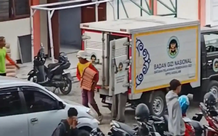 Video berdurasi singkat bikin geger warga Trenggalek, yang memperlihatkan mobil boks berlogo Badan Gizi Nasional (BGN) digunakan untuk mengangkut genting sehingga menjadi sorotan warganet.