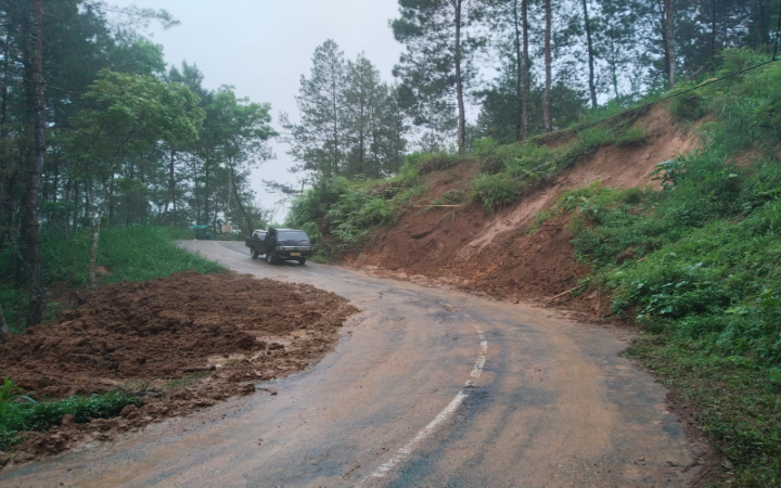 Hingga Kamis (23/10/2025) jalaur yang tertutup longsor kembali bisa dilewati.