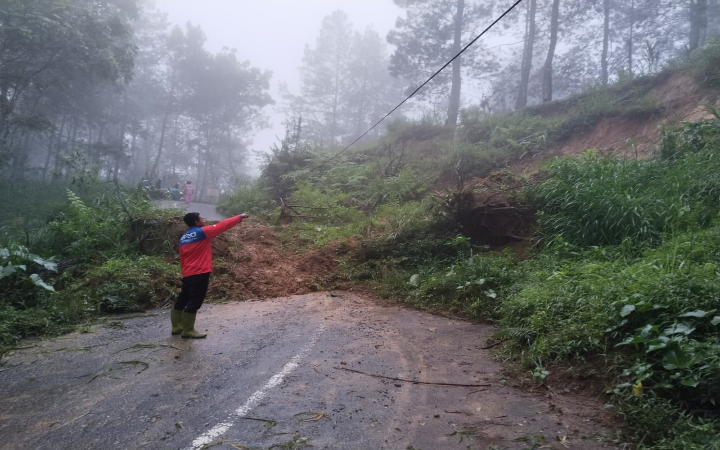 Akses jalan alternatif yang menghubungkan Kabupaten Trenggalek dan Tulungagung sempat terputus total akibat tanah longsor di Dusun Tumpak Dolo, Desa Depok, Kecamatan Bendungan, Rabu (22/10) sore.