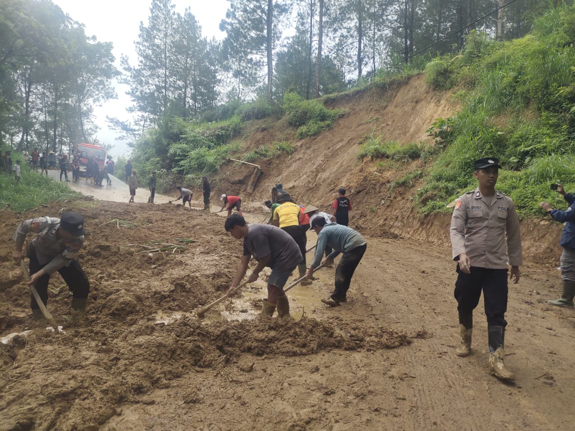 Kegiatan membersihkan  longsoran tebing di Desa Depok, Kecamatan Bendungan, Kabupaten Trenggalek, Jumat (24/10/2025)