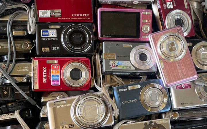 Digicam jadul kembali diminati Gen Z, bukan hanya untuk nostalgia tapi juga gaya foto unik.