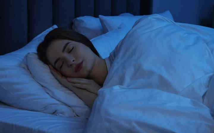 Tidur di kamar gelap bantu tubuh memproduksi hormon alami yang penting untuk kualitas istirahat optimal.