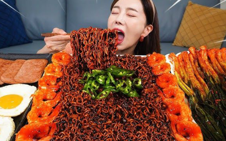 Konten mukbang kini jadi favorit, membuat banyak orang tergoda mencoba makanan yang ditampilkan.