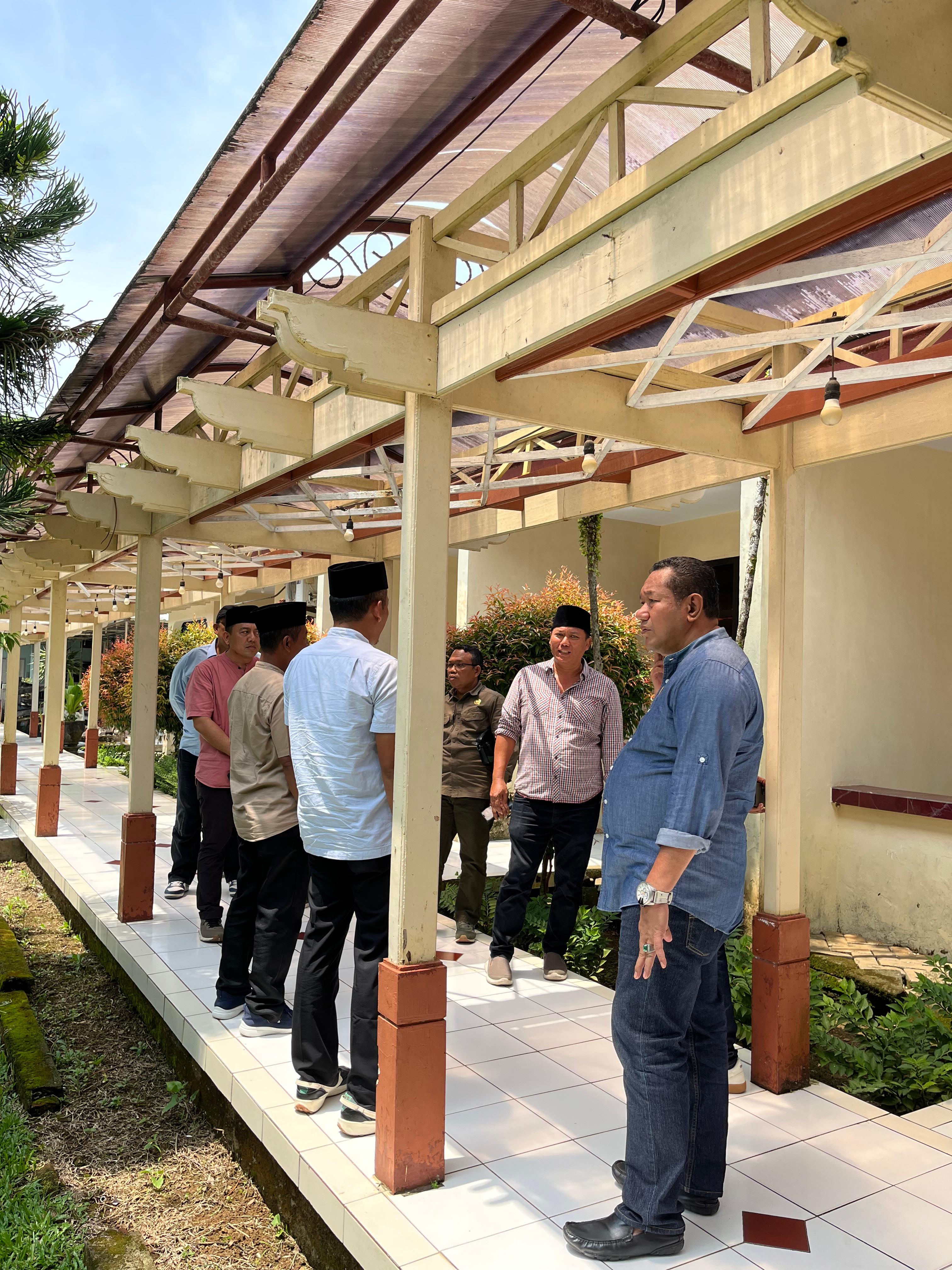 Ketua Komisi II DPRD Trenggalek Mugianto bersama anggota melakukan sidak di Jotel Prigi