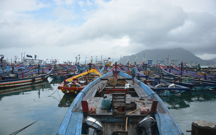 Nelayan di Pelabuhan Prigi Trenggalek kini dihadapkan pada situasi sulit. Yakni cuaca tidak menentu.