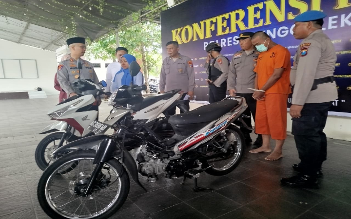 Kapolres Trenggalek, AKBP Ridwan Maliki, menunjukkan pelaku beserta barang bukti hasil pencuri di Mapolres Trenggalek, Senin (28/10/2025).