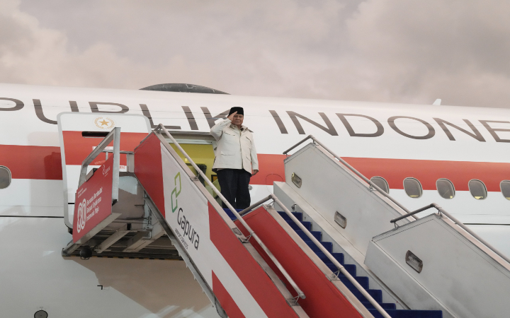 Presiden Prabowo Subianto bertolak menuju Kuala Lumpur, Malaysia, untuk menghadiri Konferensi Tingkat Tinggi (KTT) ASEAN melalui Bandara Lanud Halim Perdana Kusuma, Jakarta, Sabtu (25/10/2025).
