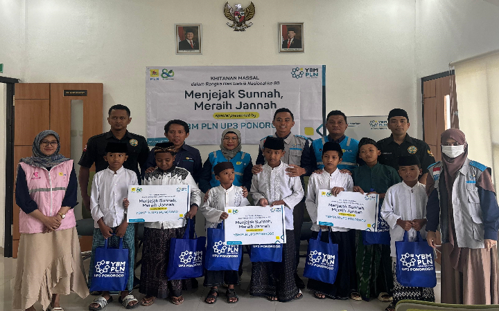 Jajaran PLN UP3 Ponorogo bersama peserta khitanan masal di ULP Trenggalek, Selasa (28/10/2025).