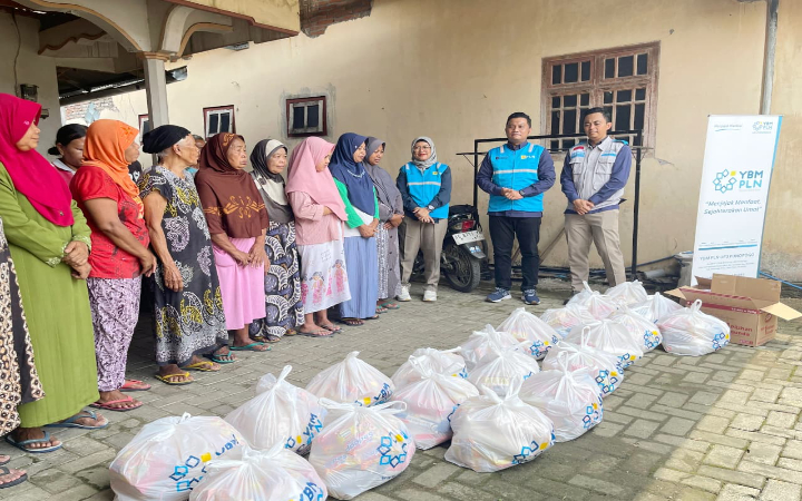 Bantuan sembako tersalurkan ke warga sekitar Trenggalek.