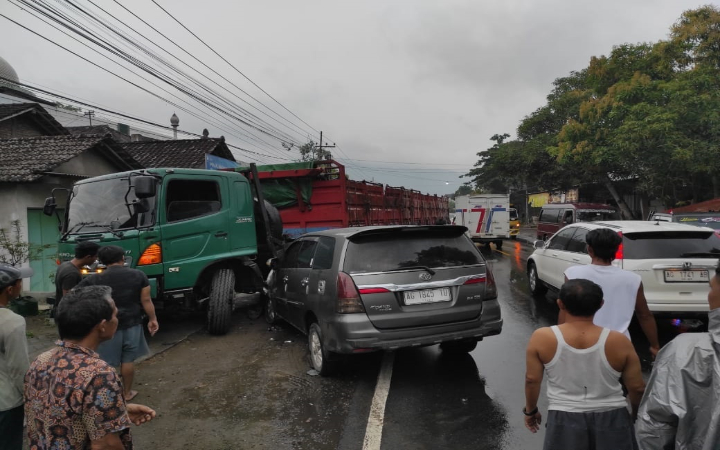 Kondisi dua unit kendaraan terlibat kecelakaan yang saat ini telah diamankan unit Gakkum Satlantas Polres Trenggalek, Senin (28/10/2025).