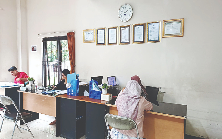 Pengurus KSP Serambi Dana Cabang Trenggalek ketika beraktivitas. Pihak koperasi hadapi tudingan penahanan ijazah.