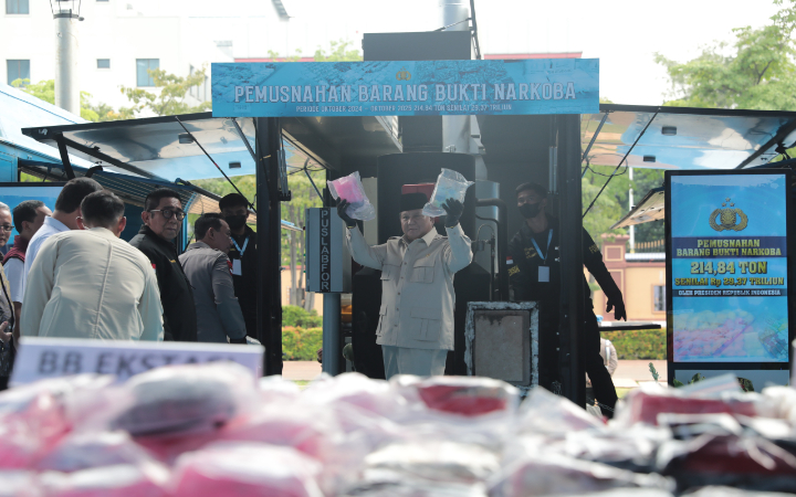 Presiden Prabowo  hadiri acara Pemusnahan Barang Bukti Narkoba di Lapangan Bhayangkara, Mabes Polri, Jakarta, Rabu (29/10/2025), dan singgung terkait kemakmuran bangsa.