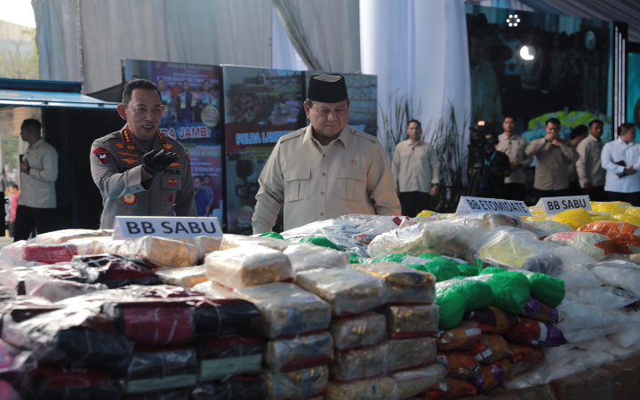 Presiden Prabowo menyaksikan pemusnahan barang bukti narkoba seberat 214,84 ton dengan nilai mencapai Rp 29,37 triliun di Lapangan Bhayangkara, Mabes Polri, Jakarta Selatan, Rabu (29/10/2025).