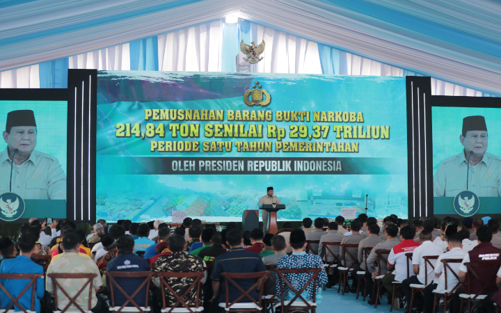 Presiden Prabowo&nbsp; hadiri pemusnahan barang bukti narkotika hasil pengungkapan Polri sepanjang satu tahun terakhir di Lapangan Bhayangkara Mabes Polri, Jakarta, Rabu (29/10/2025).